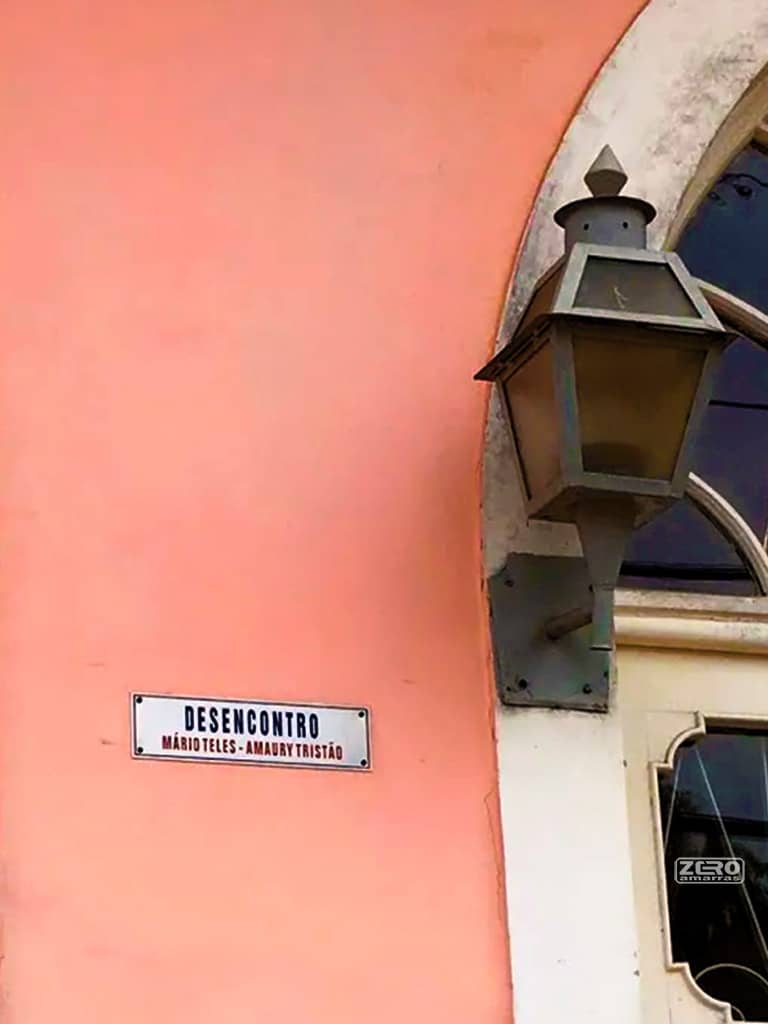 Plaquinha com Nome da Música e do Autor