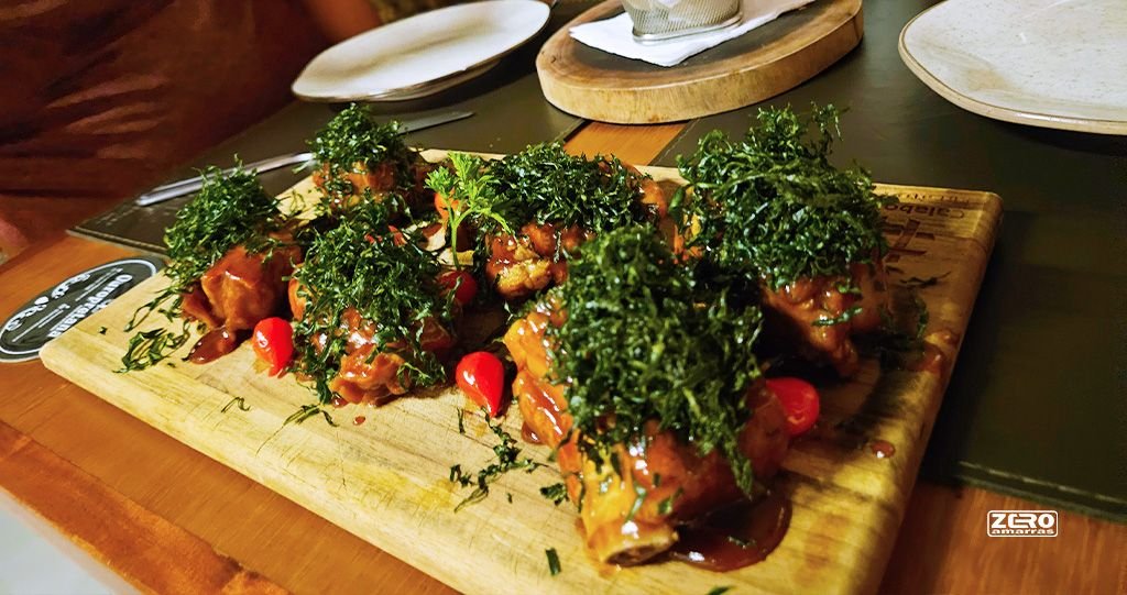 Costelinha com couve em prato de gastronomia mineira