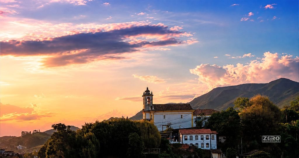 Entardecer em Ouro Preto com igreja e montanhas ao fundo