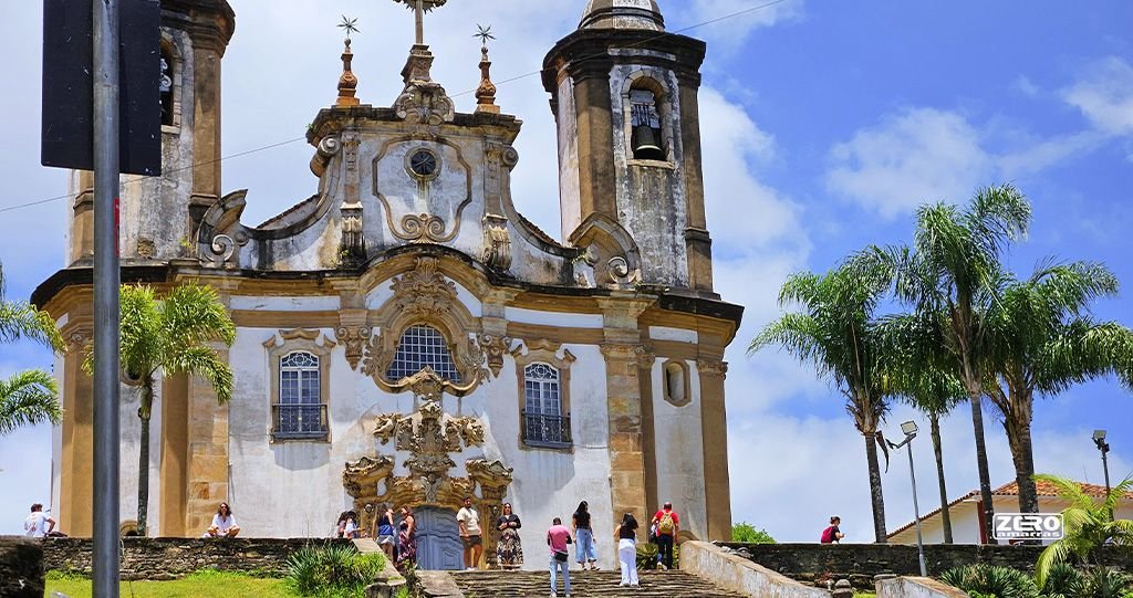 Igreja de Nossa Senhora do Carmo no centro histórico de Ouro Preto