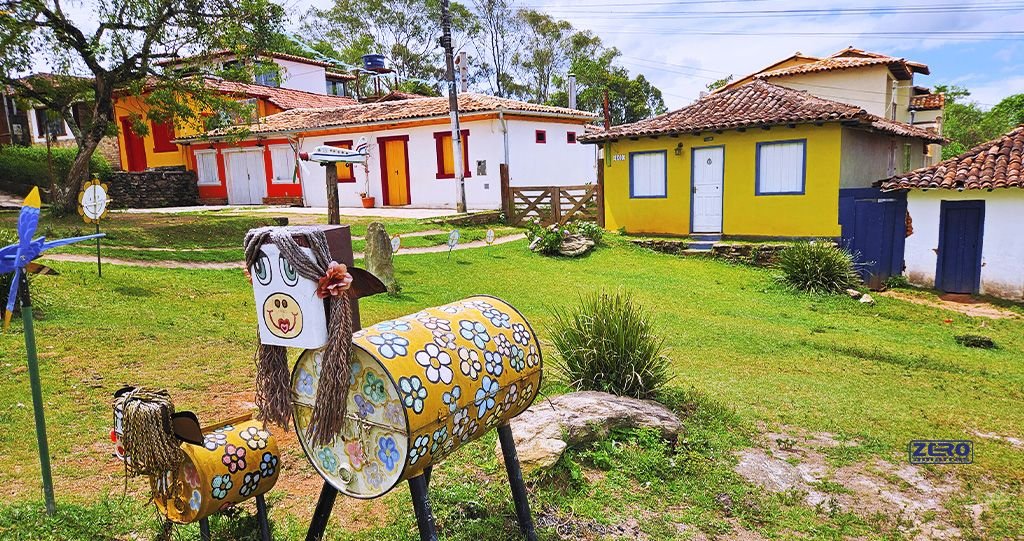 Lavras Novas, distrito de Ouro Preto, com casario colorido e paisagem rural
