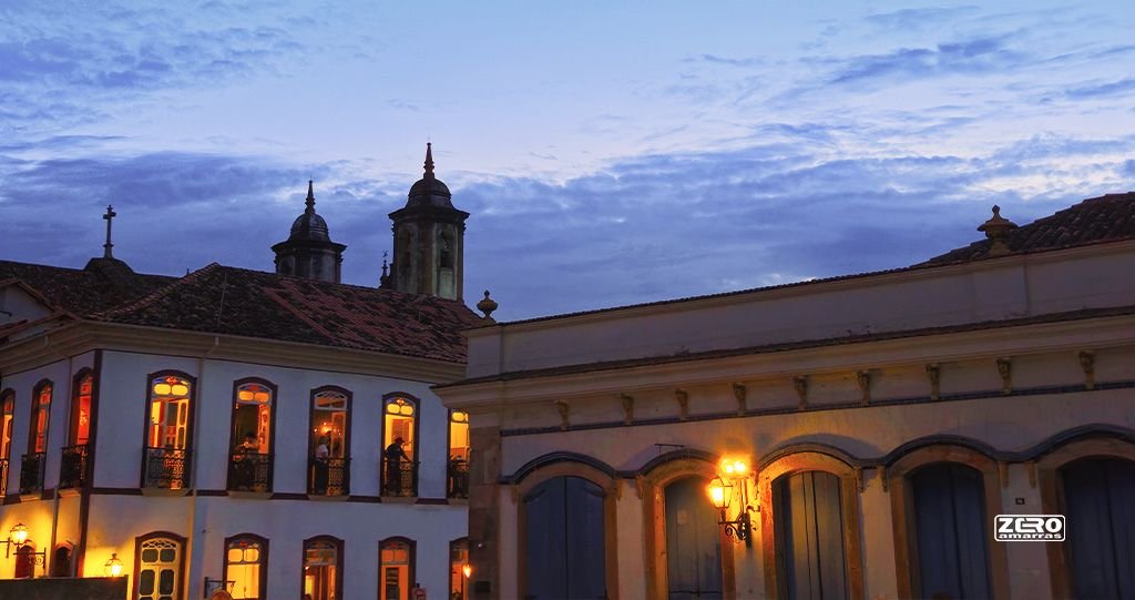 Centro histórico de Ouro Preto iluminado à noite