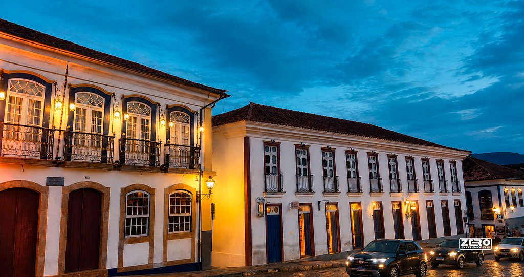 Casarões iluminados no centro histórico de Ouro Preto à noite
