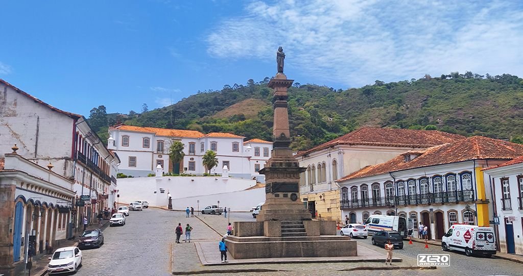 Praça Tiradentes no centro histórico de Ouro Preto, Minas Gerais