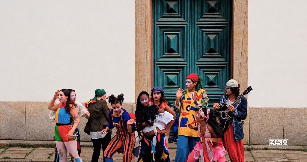 Apresentação de teatro de rua no centro histórico de Ouro Preto
